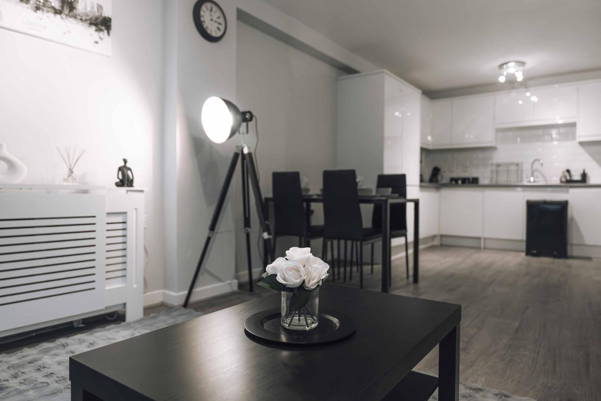 Executive 2 Bed Flat Near Stratford Station - Ideal For Corporate Stays Apartament Londra